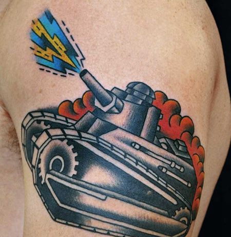 大臂个性的坦克纹身图片