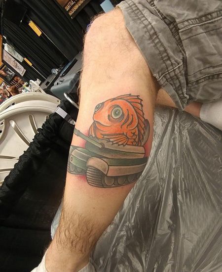 小腿坐着坦克的鱼纹身图案