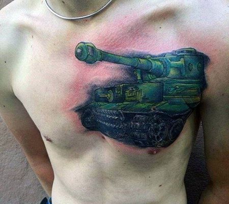 胸前绿色的坦克纹身图案