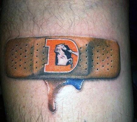 腿部创可贴纹身图案