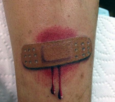 小腿流血的创可贴纹身图案