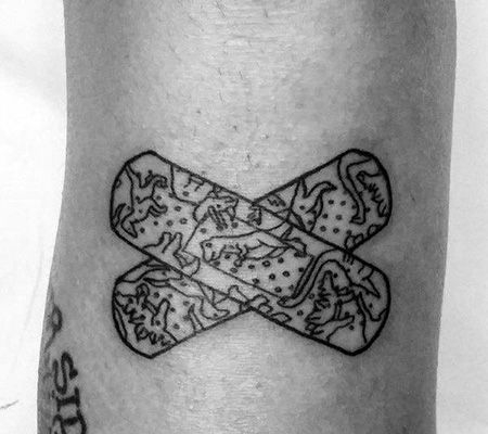 手臂创可贴纹身图案