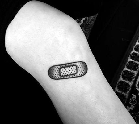 腿部简单的创可贴纹身图案