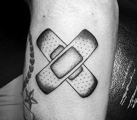 腿部点刺创可贴纹身图案