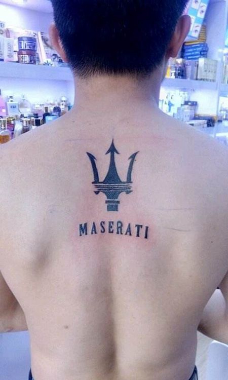 男士背部玛莎拉蒂车标纹身图案