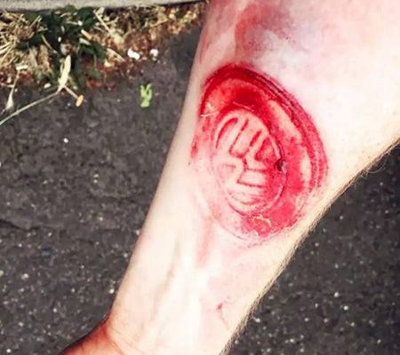 小臂割肉大众车标纹身图案