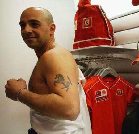 大臂法拉利车标纹身图案