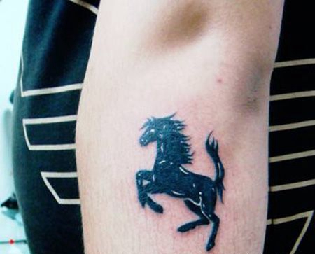 小臂法拉利车标纹身图案