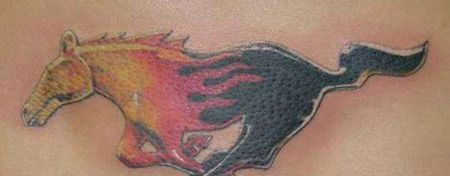 背部野马车标纹身图案