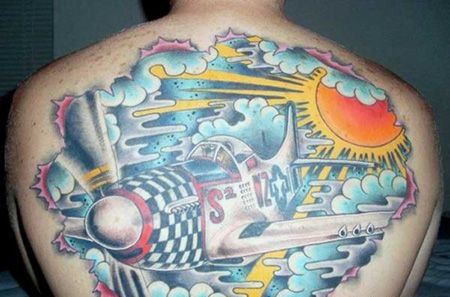 背部彩色战斗机纹身图案