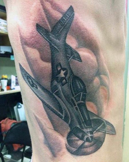 侧腰俯冲的战斗机纹身图案