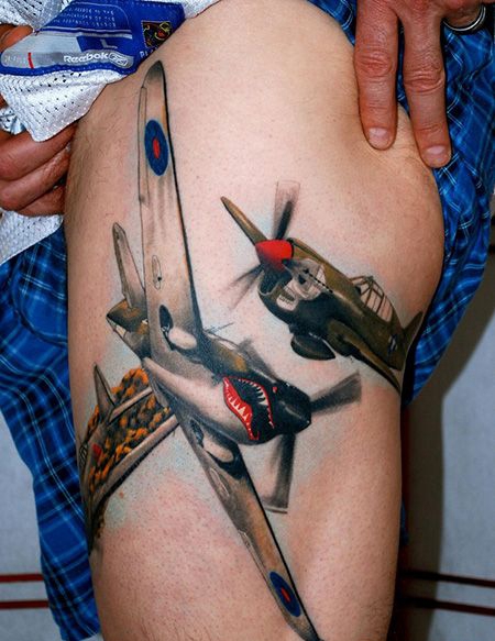 大腿帅气的战斗机纹身图案