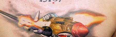 胸前开火的战斗机纹身图案