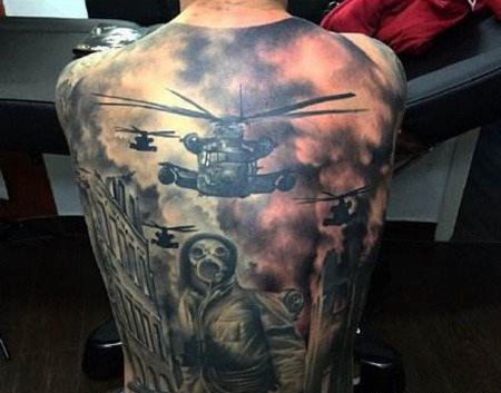 满背直升机投入战场的纹身图案