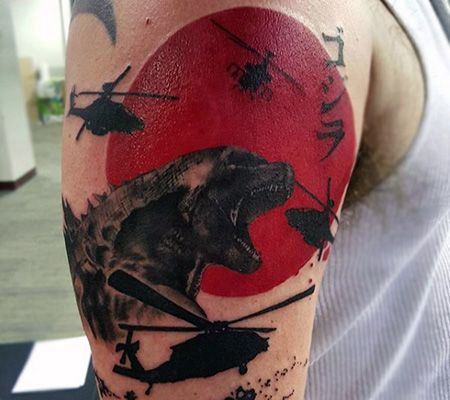 大臂帅气的直升机纹身图案