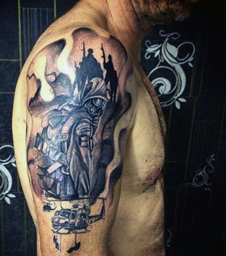 大臂帅气的直升机和士兵纹身图案