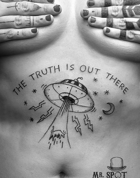 女生腹部飞碟纹身图案