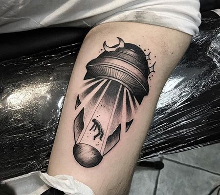 大臂飞碟纹身图案