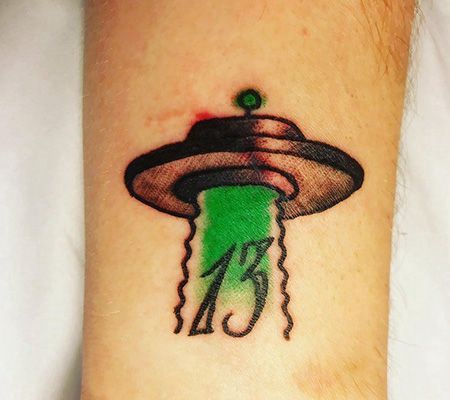 手腕飞碟和数字纹身图案