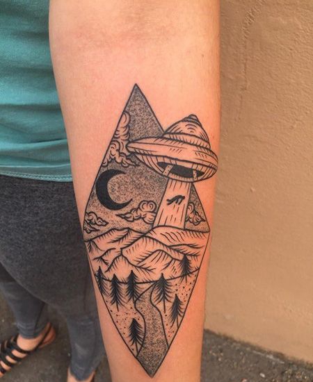 小臂飞碟和菱形纹身图案