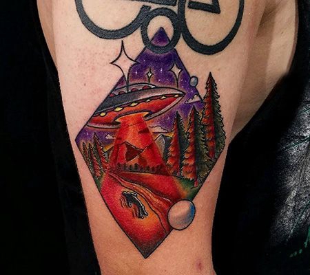 大臂菱形和飞碟纹身图案