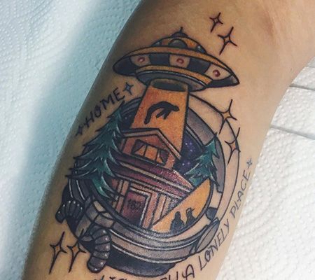 手臂飞碟和房子纹身图案
