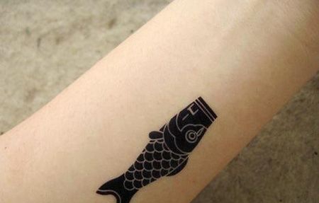 手臂黑色鲤鱼旗纹身图案