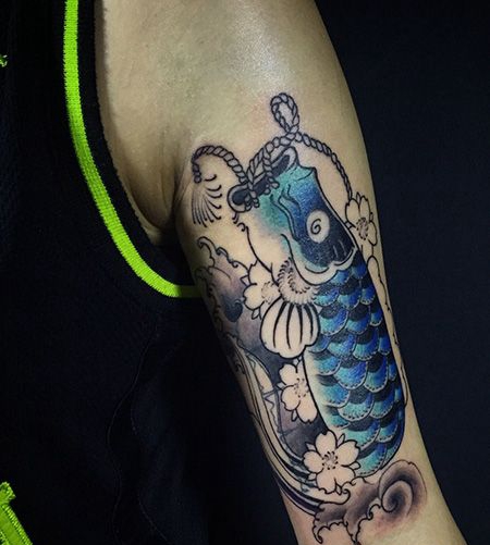 大臂蓝色鲤鱼旗纹身图片
