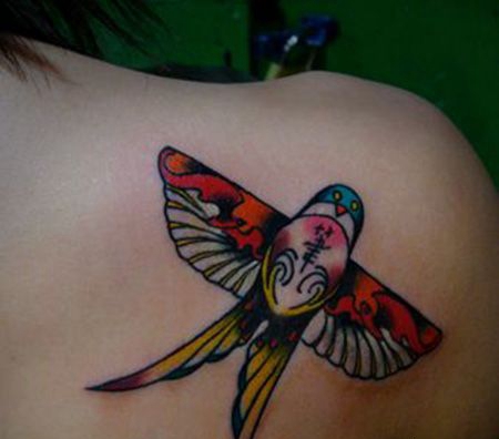 女生肩部燕子风筝纹身图案