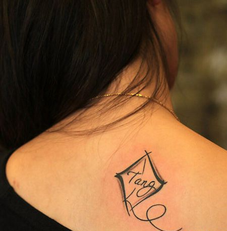 女生肩部创意风筝纹身图片