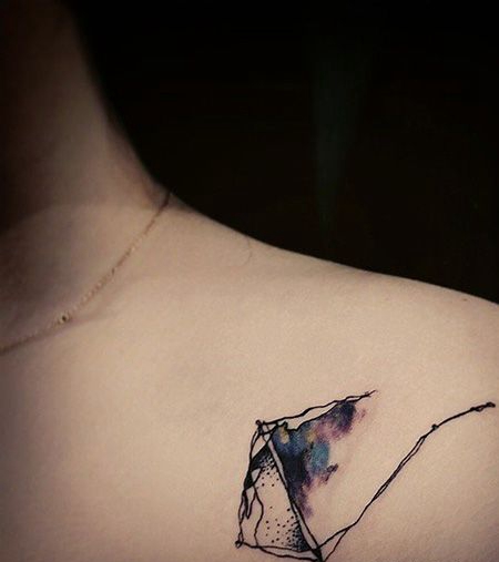 女生肩部性感的风筝纹身图片