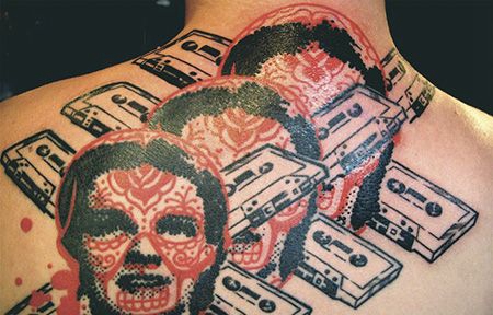 背部磁带和人头纹身图案