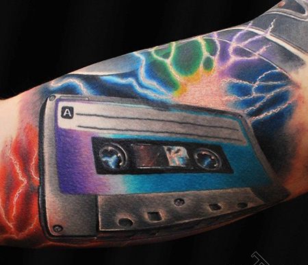 手臂经典的磁带纹身图案