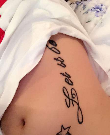 腹部法文纹身图案
