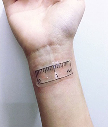 女生手腕尺子图案半永久纹身