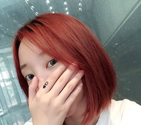 简约半永久女生手指英文Q果汁纹身图案