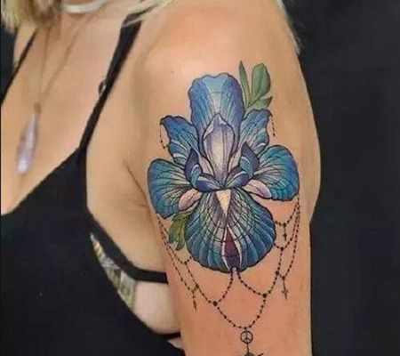 蓝色水彩大臂君子兰纹身图案女