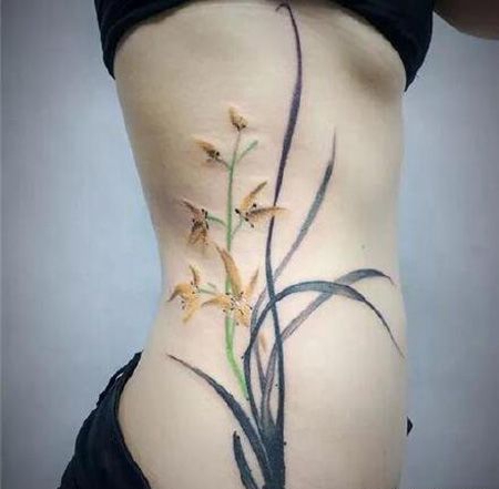 美女性感侧腰君子兰图案纹身图片