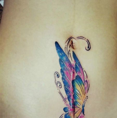 女士剖腹产后疤痕遮盖蝴蝶纹身图案