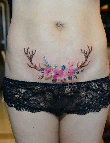 剖腹产刀疤遮盖鹿角与鲜花图案纹身