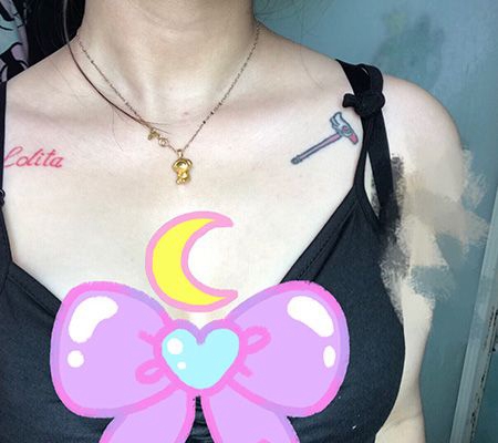 女生锁骨百变小樱魔法棒纹身图片