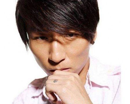 歌星陈羽凡手指戒指纹身