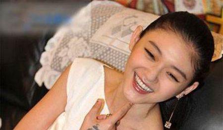 明星大S虎口纹身图案