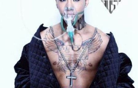 东永裴前胸纹身图案