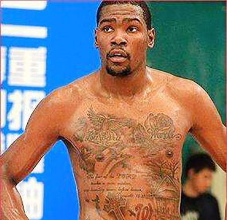 NBA球星杜兰特前胸前肚子纹身
