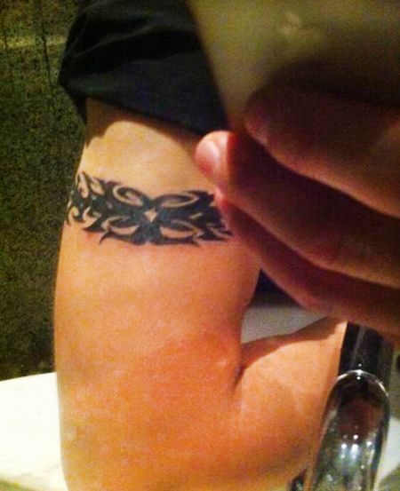 演员杜汶泽臂环纹身图案