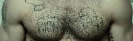 《死亡飞车》杰森斯坦森胸部拳头纹身