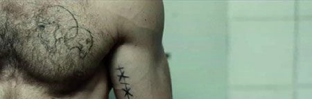 杰森斯坦森电影胸部及手臂纹身图案