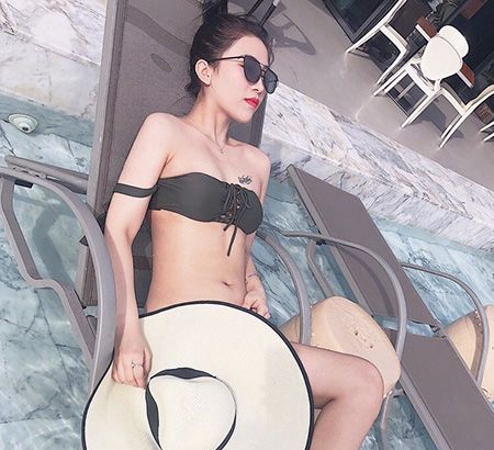 性感比基尼美女胸口小纹身