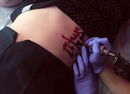 女生性感侧腰善恶字纹身图案